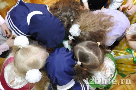 Воспитанники детских садов Ижевска начали поздравлять мам с 8 Марта