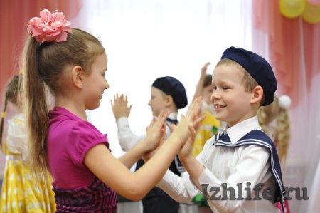 Воспитанники детских садов Ижевска начали поздравлять мам с 8 Марта