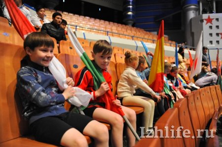 Цирковой фестиваль в Ижевске: участники мерзнут и разминаются во всех уголках цирка