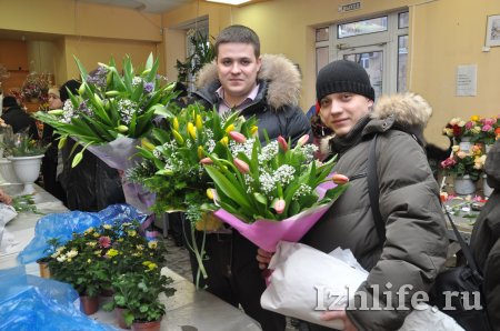 Фотофакт: 8-мартовский цветочный бум - ижевчане скупают цветы