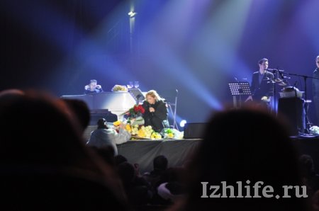 Лара Фабиан на концерте в Ижевске выступала в шапке и пуховике