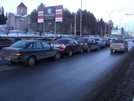 «Паровозик» из 7 машин, эвакуация в торговом центре: о чем сегодня утром говорят в Ижевске