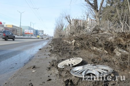 На улице 10 лет Октября в Ижевске появилась «яма-ловушка»