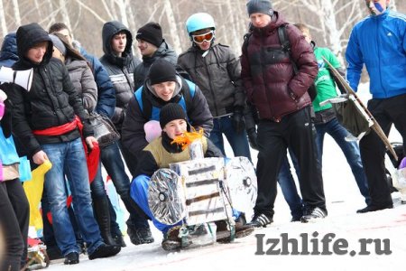 Масленица в Ижевске: студенты устроили гонки на дизайнерских санках