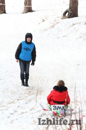 Масленица в Ижевске: студенты устроили гонки на дизайнерских санках
