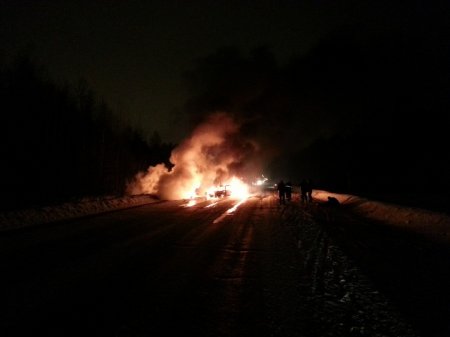 В Ижевске после аварии загорелись два автомобиля