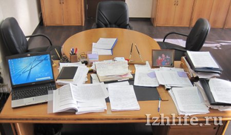 Как выглядят рабочие столы главы Ижевска и главного следователя Удмуртии