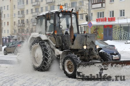 Фотофакт: дороги Ижевска чистят от снега 119 тракторов