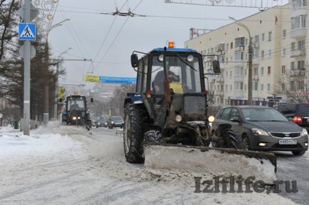 Фотофакт: дороги Ижевска чистят от снега 119 тракторов