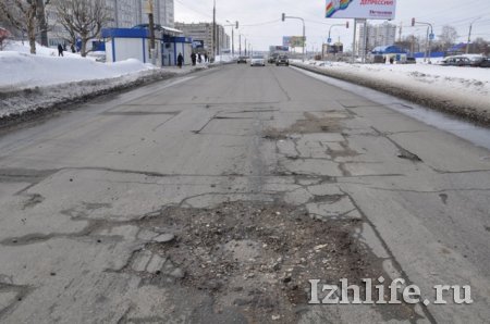 Фотофакт: из-за ям на дорогах Ижевска увеличилось число мелких аварий