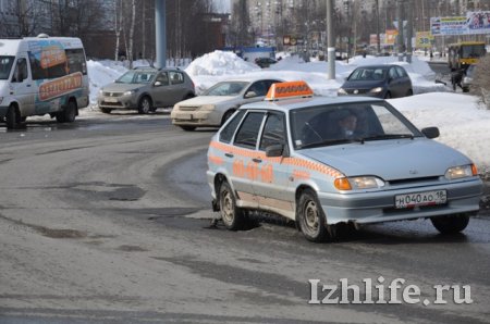 Фотофакт: из-за ям на дорогах Ижевска увеличилось число мелких аварий