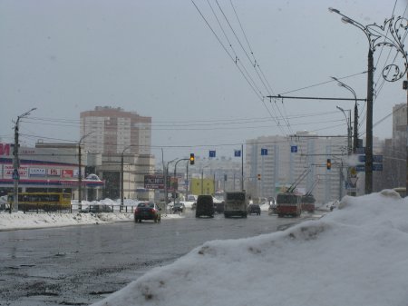 На перекрестке у ТЦ «Кит» в Ижевске повесили знаки «движение по полосам»