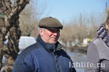 Паводок в Ижевске: жители улицы Партизанской строят дамбы