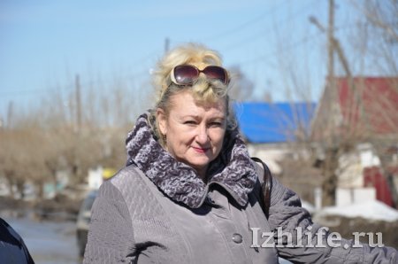 Паводок в Ижевске: жители улицы Партизанской строят дамбы