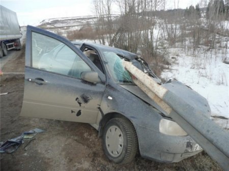 В Удмуртии автомобиль после столкновения с другой машиной вылетел на обочину