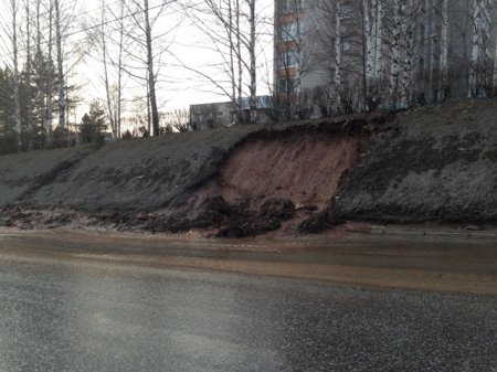 Фотофакт: на улице Ленина в Ижевске смыло часть газона