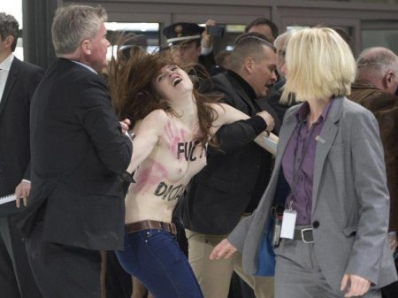 На активисток Femen, оголившихся перед Путиным, завели уголовное дело