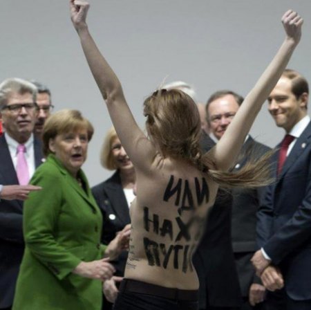 На активисток Femen, оголившихся перед Путиным, завели уголовное дело