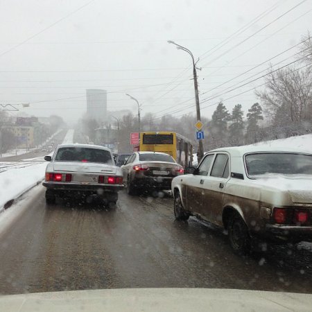 В Ижевске из-за скользкой дороги пассажирский автобус врезался в столб