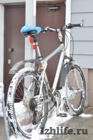 Фотофакт: находчивый горожанин укрыл от осадков «мягкое место» своего велосипеда