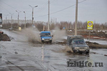 Фотофакт: водители устраивают на дорогах Ижевска «водные шоу»