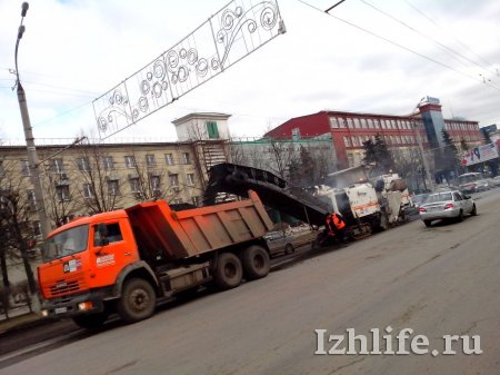 Фотофакт: на улице Пушкинской в Ижевске демонтируют бордюры