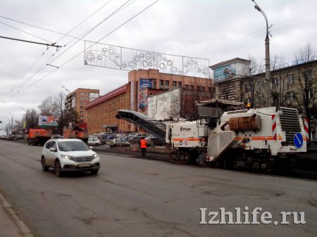 Фотофакт: на улице Пушкинской в Ижевске демонтируют бордюры