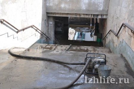 В Ижевске затопило подземный пешеходный переход