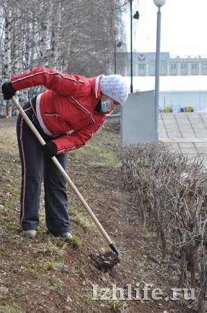 Фотофакт: ижевчане, вооружившись лопатами, граблями и метелками, вышли на первый в этом году общегородской субботник