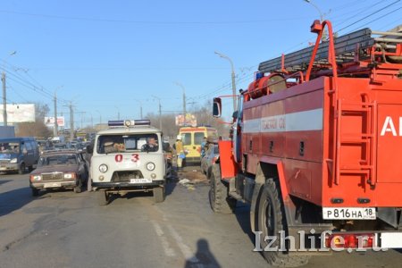 В Ижевске после лобовой аварии перевернулась иномарка