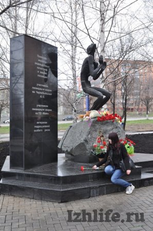 Фотофакт: ижевчане принесли цветы к памятнику жертвам радиационных катастроф и аварий