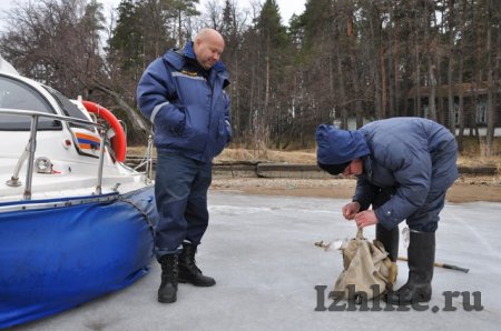 Фотофакт: спасатели эвакуируют рыбаков с тающего льда Ижевского пруда