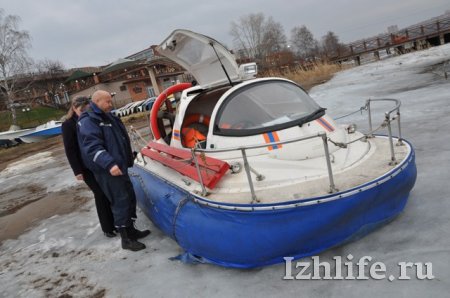 Фотофакт: спасатели эвакуируют рыбаков с тающего льда Ижевского пруда