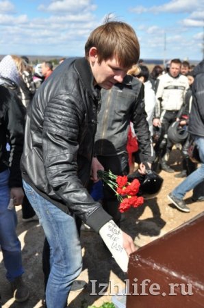 В Ижевске установили памятник погибшим мотоциклистам
