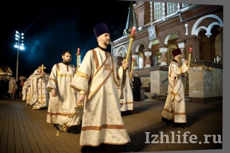 В Ижевске православные христиане празднуют Воскресение Христово