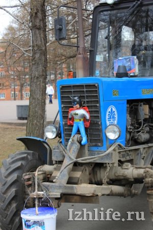 Фотофакт: на улицах Ижевска можно встретить трактор Бэтмена