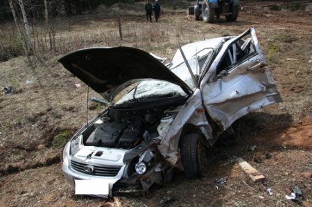 В Удмуртии в перевернувшемся автомобиле погибли 3 человека