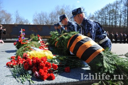 Фотофакт: традиционное возложение цветов к Вечному огню прошло в Ижевске