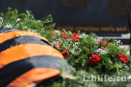 Фотофакт: традиционное возложение цветов к Вечному огню прошло в Ижевске