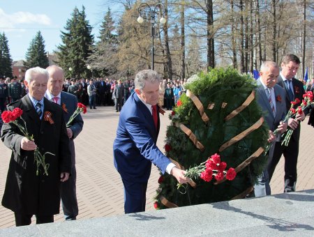 9 мая Президент Удмуртии возложил цветы к Вечному огню