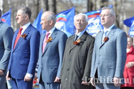 9 мая Президент Удмуртии возложил цветы к Вечному огню