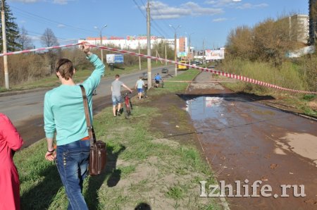 Улицу Холмогорова в Ижевске затопило горячей водой