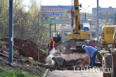 Улицу Холмогорова в Ижевске затопило горячей водой