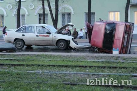 В Ижевске лоб в лоб столкнулись две легковушки