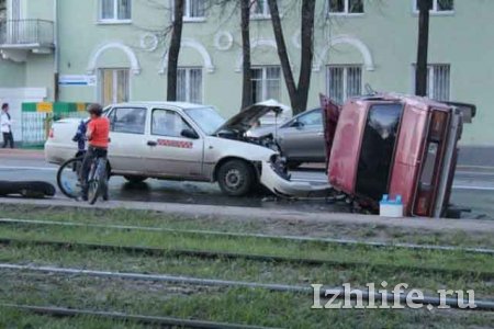 В Ижевске лоб в лоб столкнулись две легковушки