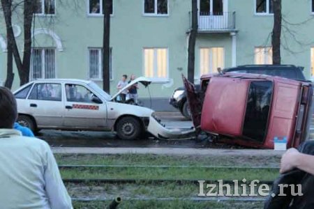 В Ижевске лоб в лоб столкнулись две легковушки
