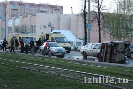 В Ижевске лоб в лоб столкнулись две легковушки