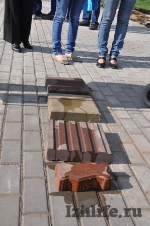 Плитку для слабовидящих укладывают возле Администрации Ижевска
