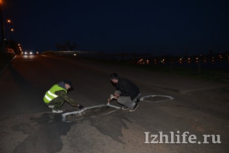 Ижевские автомобилисты сделали ямы на дорогах заметнее