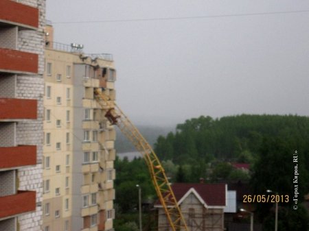 На жилой дом в Кирове упал башенный кран
